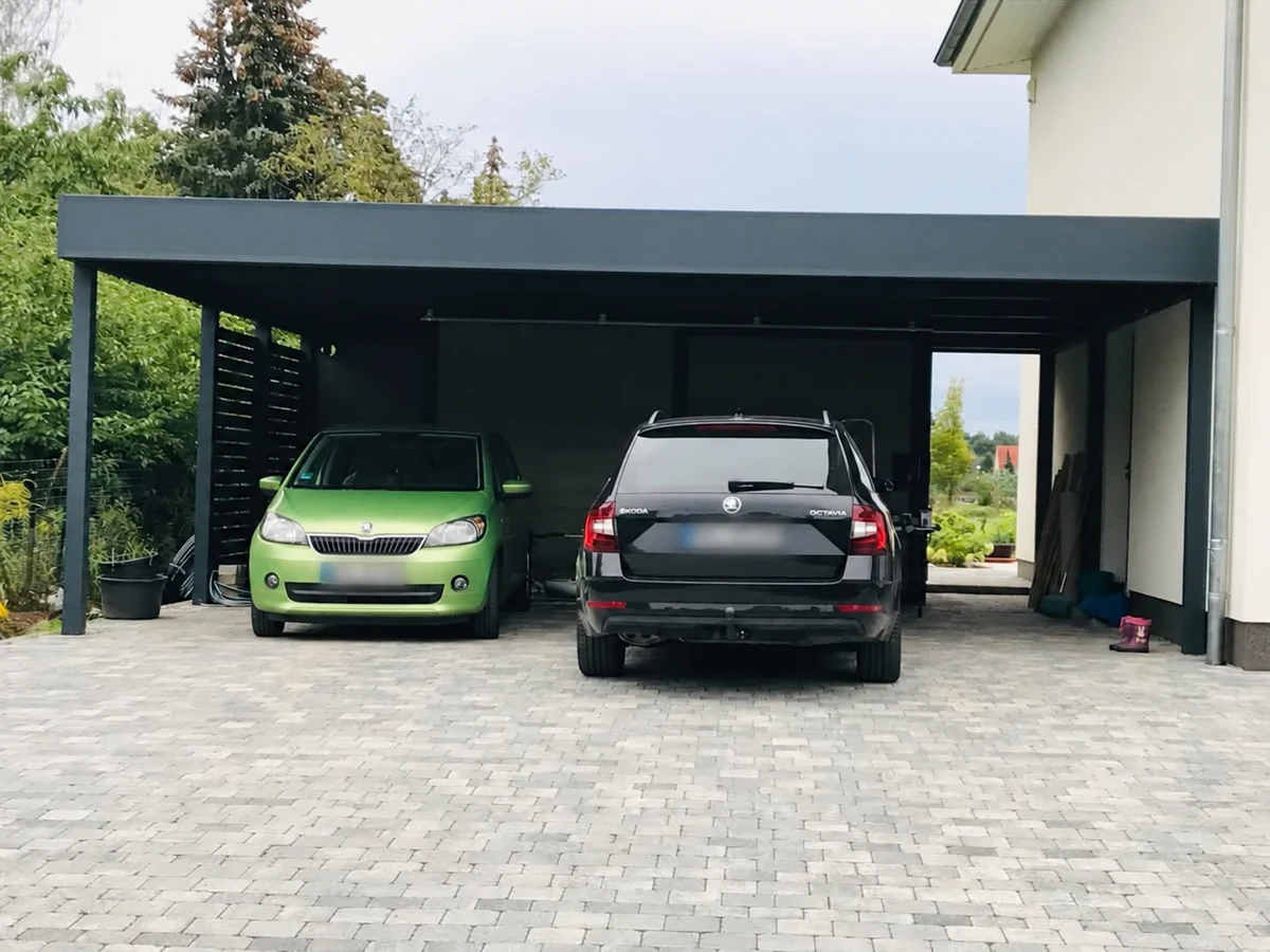 Doppelcarport mit zwei geparkten Autos